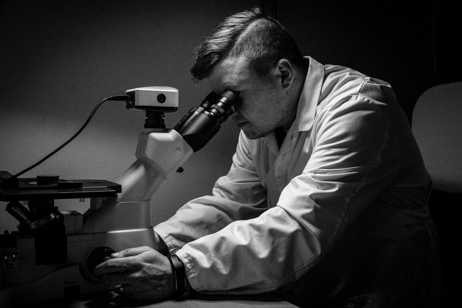 Quality Engineer Markus Kojola photographed in Vahterus Metallurgical Laboratory.